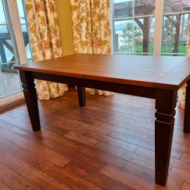 Большой обеденный стол изготовлен под заказ из массива натурального дерева. Идеально вписался в теплый интерьер большой уютной гостинной.