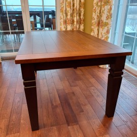 Большой обеденный стол изготовлен под заказ из массива натурального дерева. Идеально вписался в теплый интерьер большой уютной гостинной.